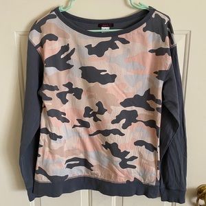 Women’s crewneck sweatshirt